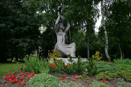 Скульптура Девушка с янтарными бусами